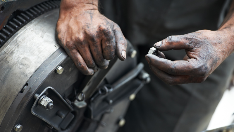 La cura delle mani nell’industria: un gesto fondamentale